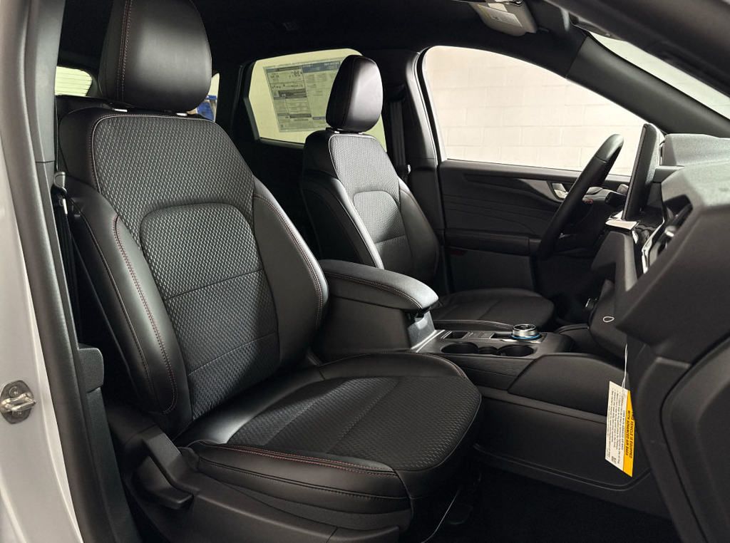 2025 Ford Escape ST-Line photo 16