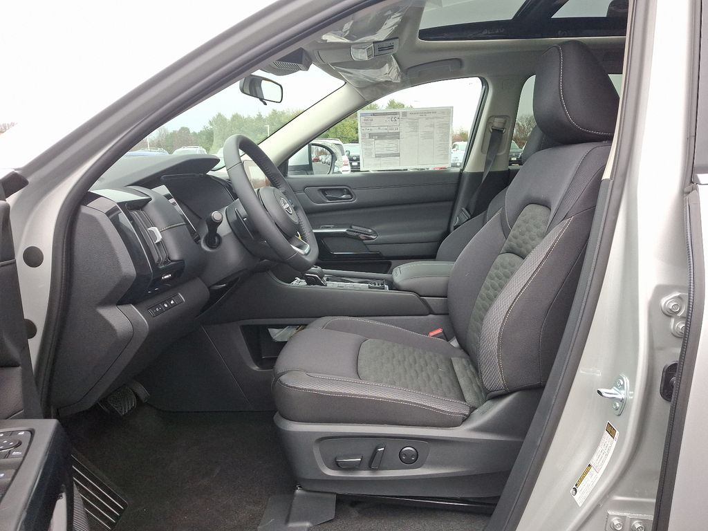 2025 Nissan Pathfinder SV 6