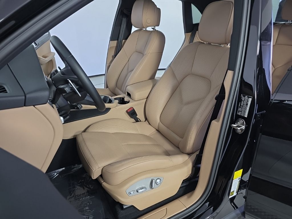 Thumbnail: 2023 Porsche Macan - 24