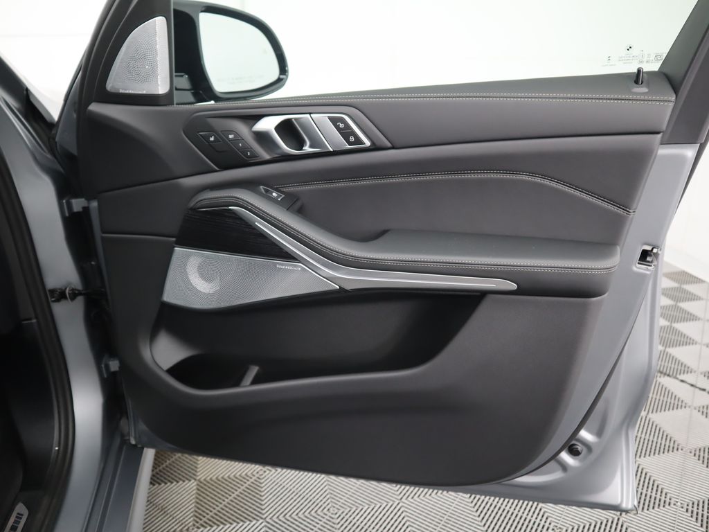 Thumbnail: 2026 BMW X7 - 27