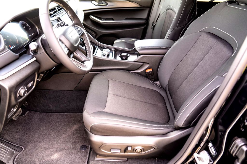New Car 2025 Jeep Grand Cherokee  Laredo X For Sale Under $40,000 In Taylor, Texas