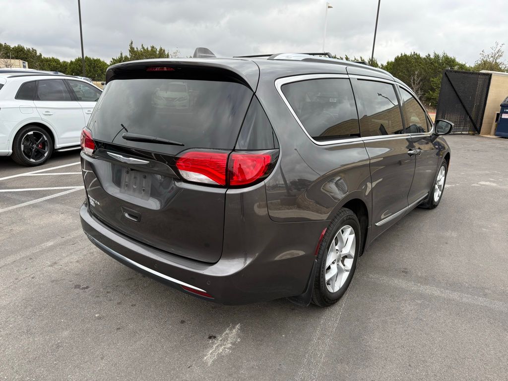 Thumbnail: 2017 Chrysler Pacifica - 4