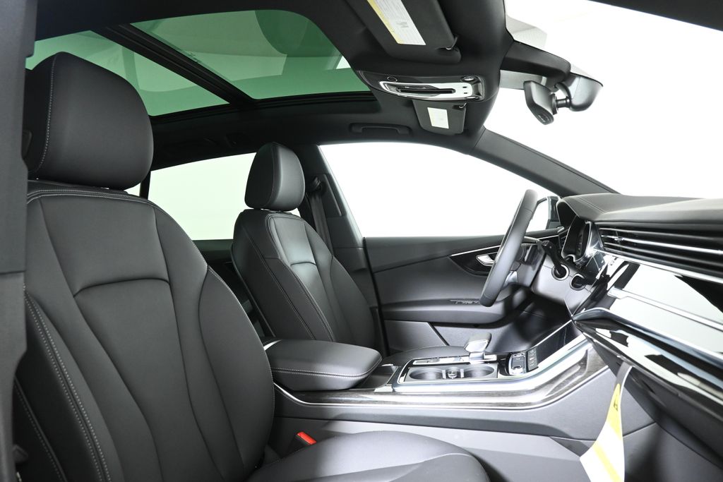 Thumbnail: 2025 Audi Q8 - 22