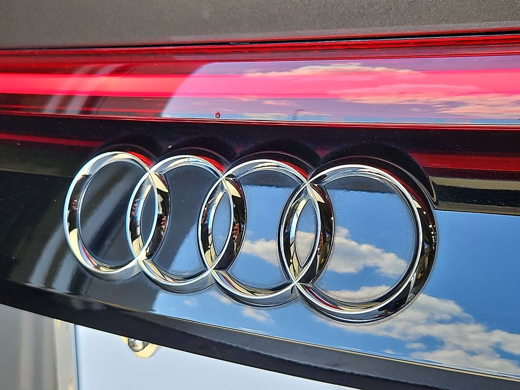 Thumbnail: 2021 Audi Q8 - 32