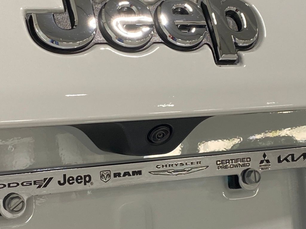 New 2022 Bright White Clearcoat Jeep Latitude image 14