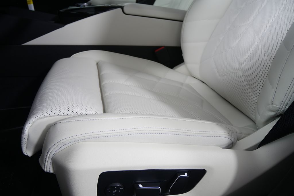 Thumbnail: 2026 BMW 5 Series - 10