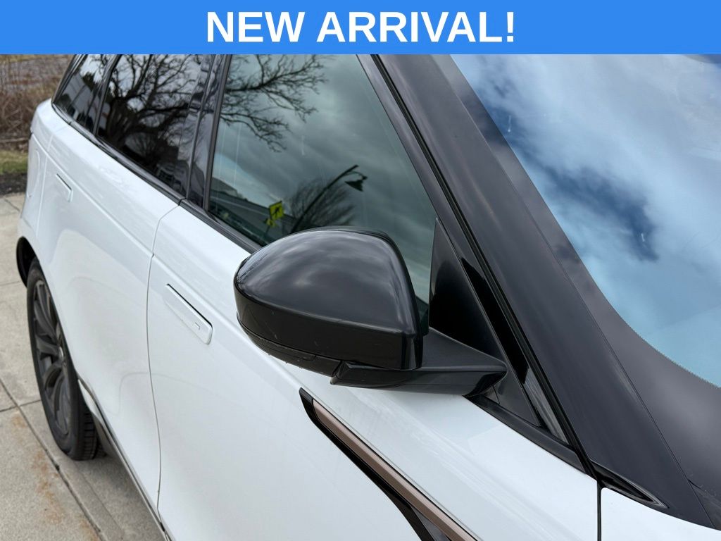 Used 2019 White Land Rover SE R-Dynamic image 9