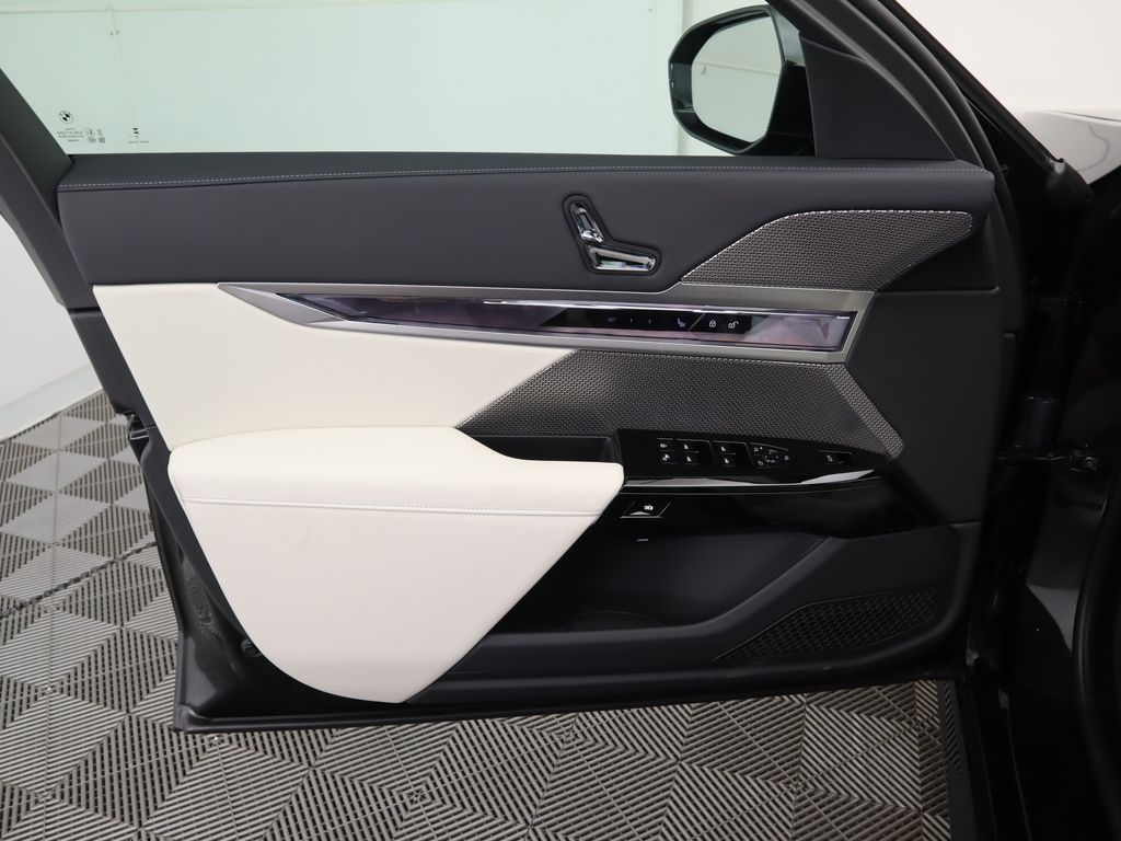 Thumbnail: 2025 BMW 7 Series - 25