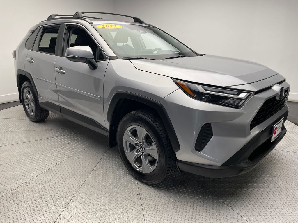 2022 Toyota RAV4 XLE 3