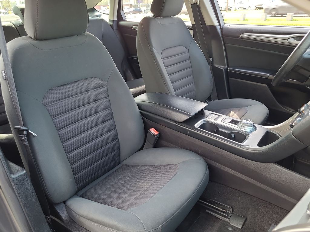 2017 Ford Fusion SE 19