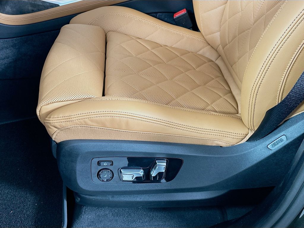 Thumbnail: 2026 BMW X7 - 21