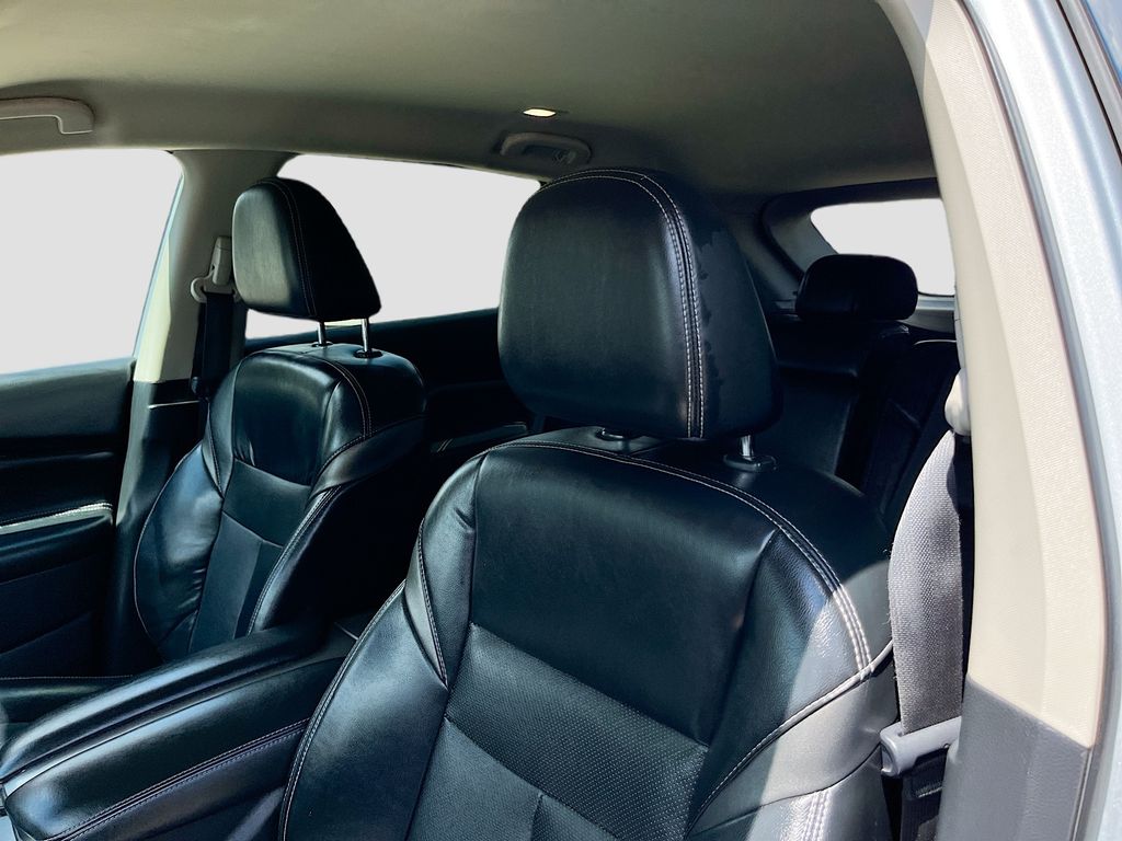 Used 2020 Silver Nissan SL image 17