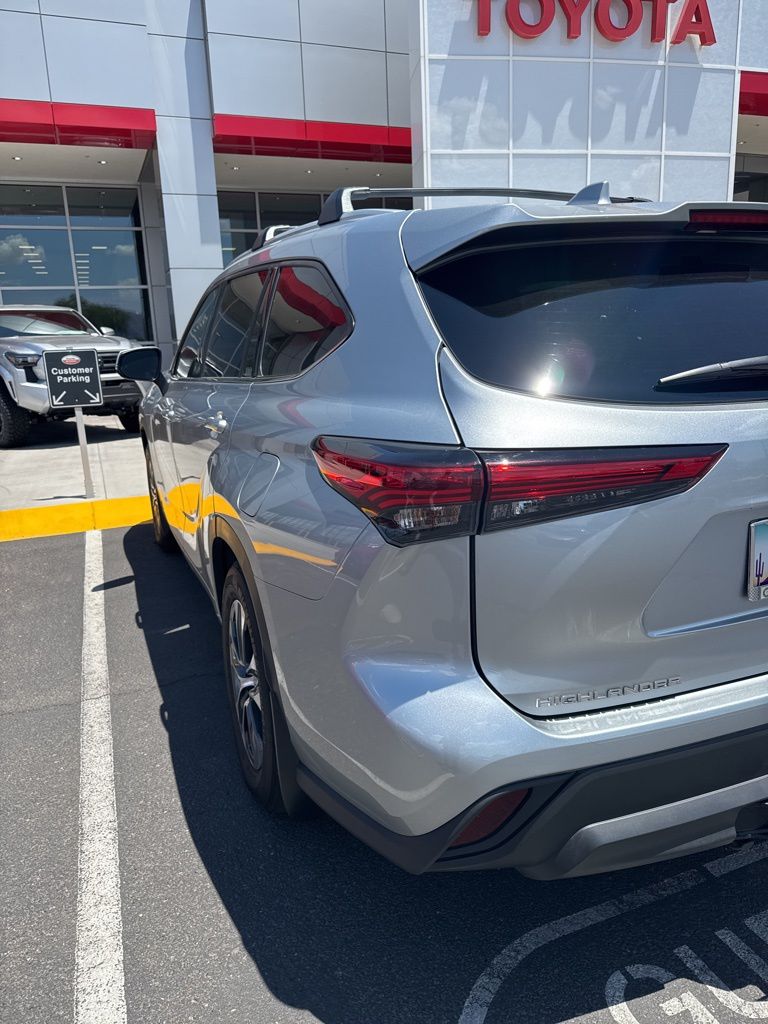 Thumbnail: 2022 Toyota Highlander - 11