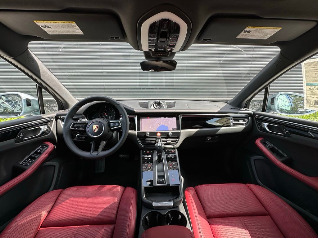 2025 Porsche Macan  32