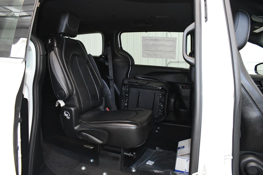 Used 2026 White Chrysler Select image 27