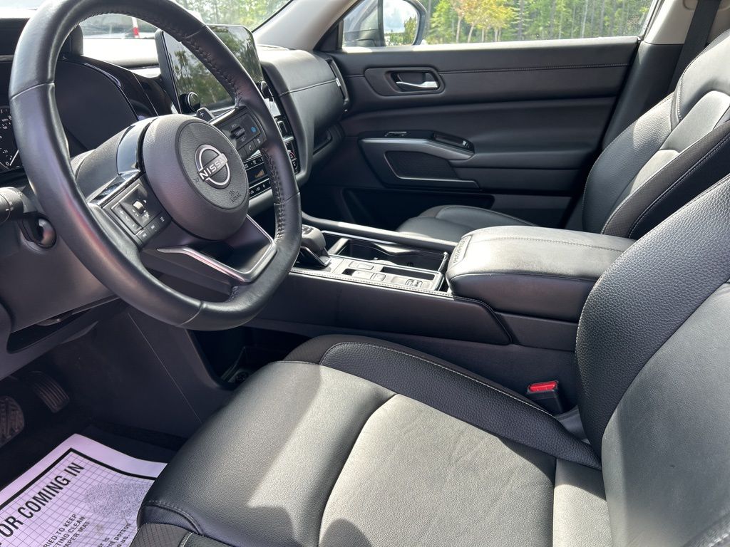 2023 Gun Metallic Nissan Pathfinder SL FWD SUV