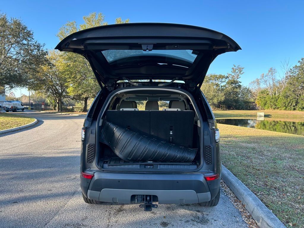 Thumbnail: 2018 Land Rover Discovery - 10