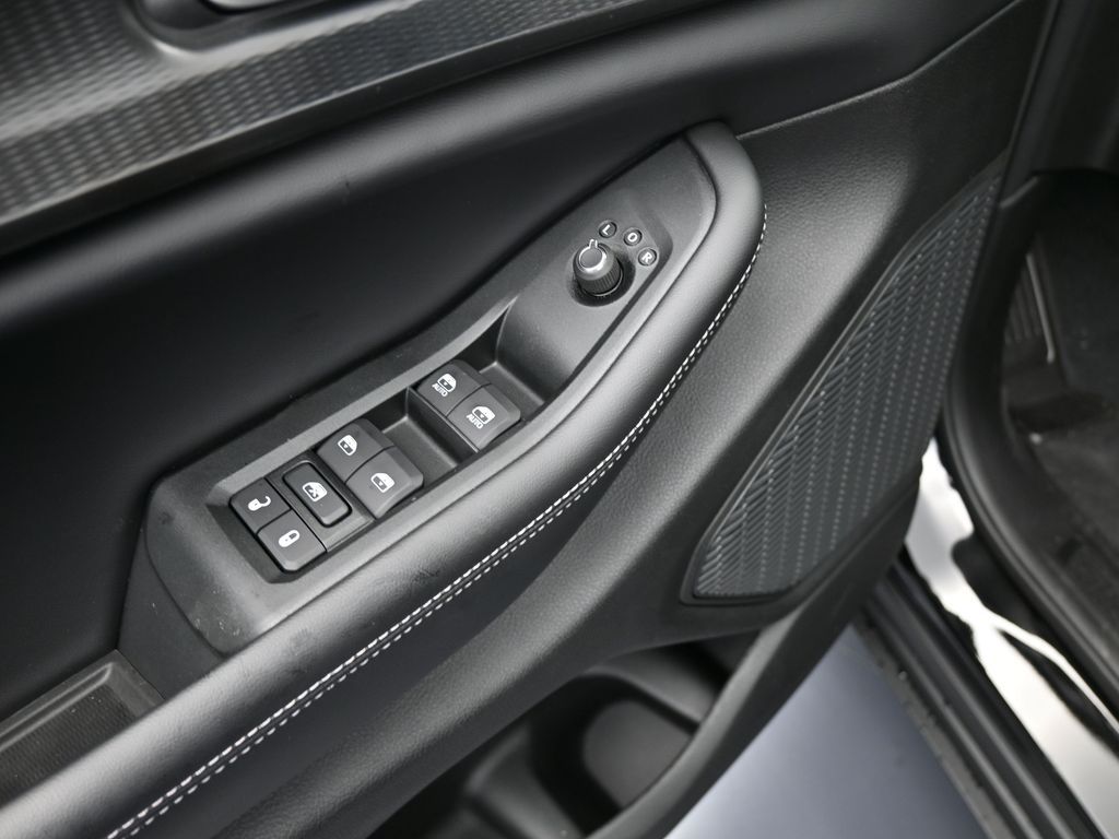 New 2025 Diamond Black Crystal Pearlcoat Jeep Altitude image 13