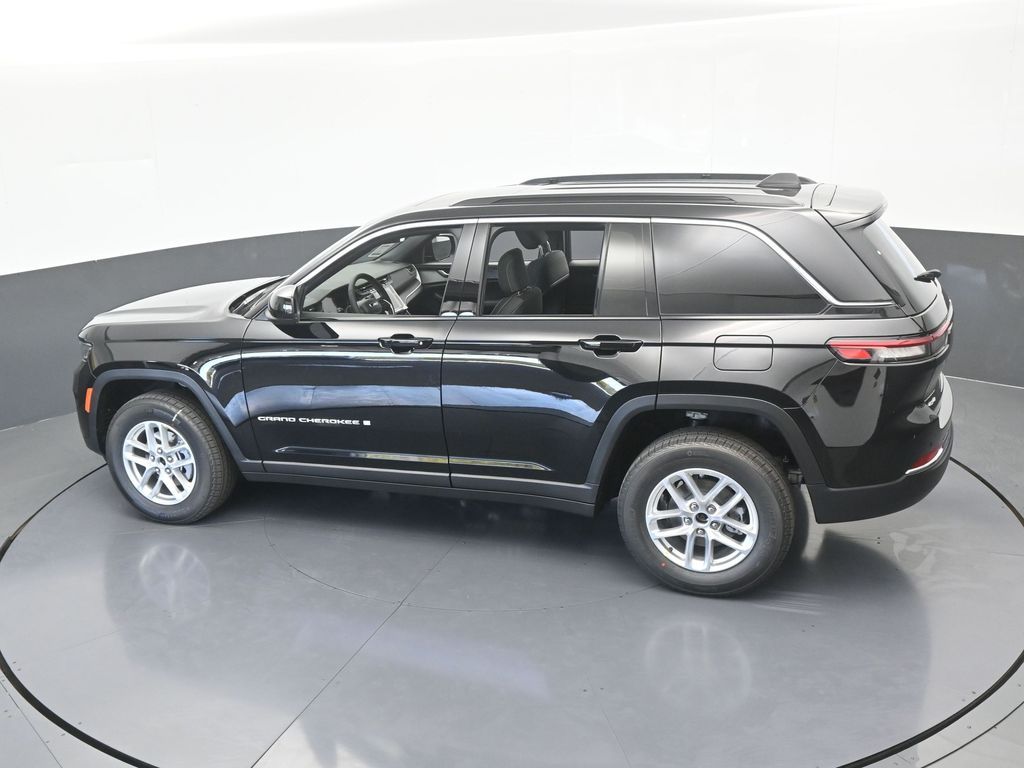 New 2026 Diamond Black Crystal Pearlcoat Jeep Laredo image 42
