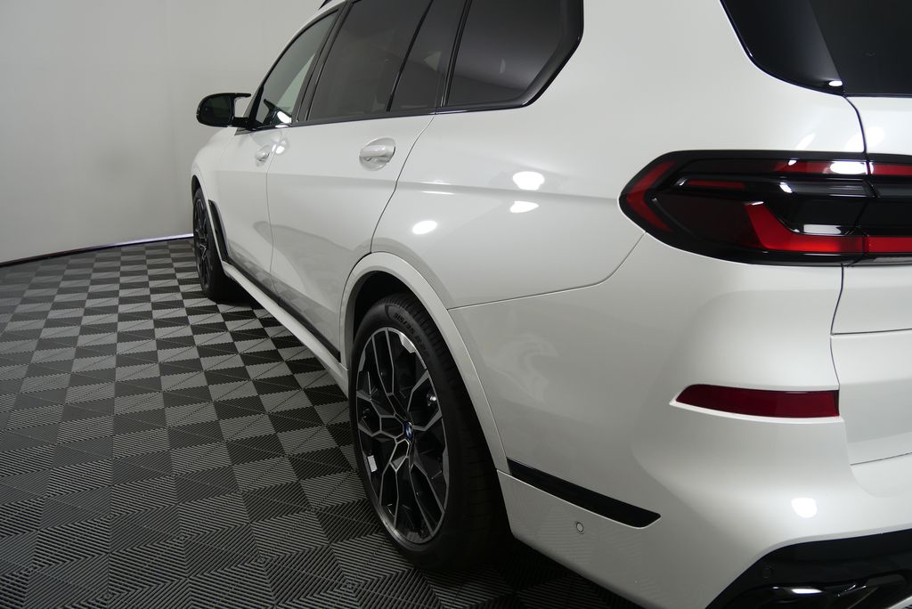 2026 BMW X7 M60i 5