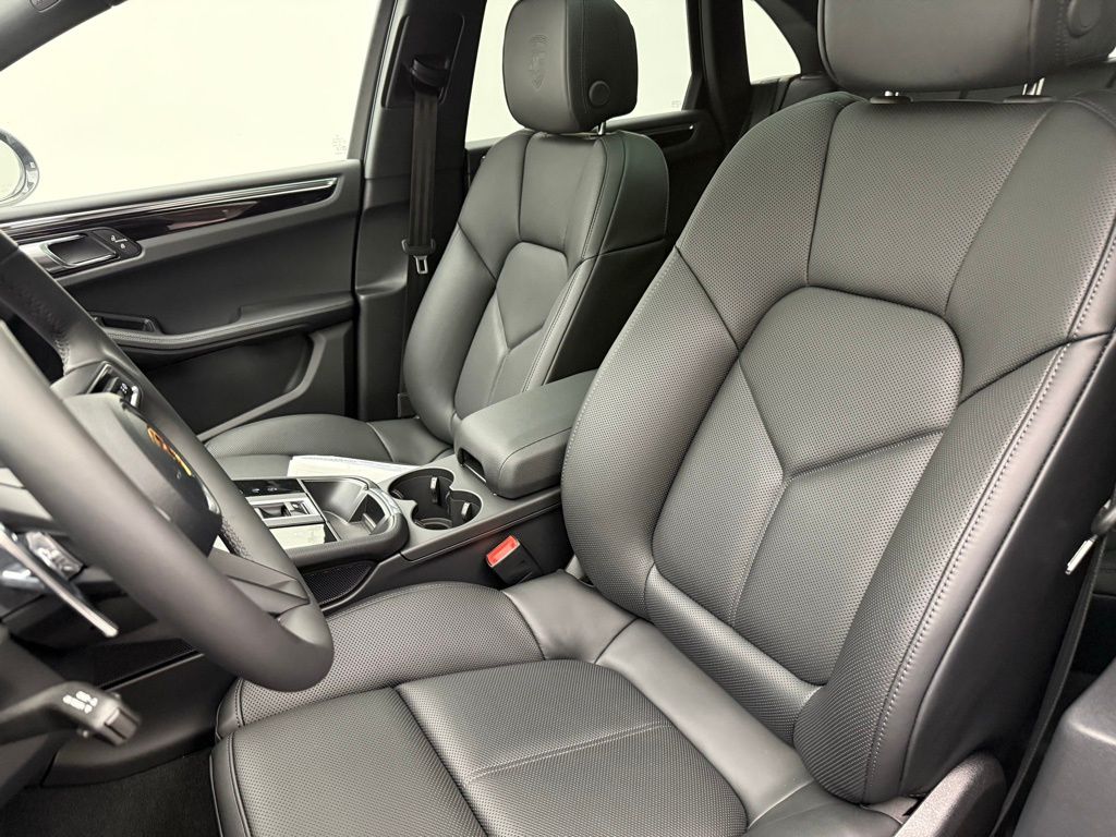 Thumbnail: 2026 Porsche Macan - 5