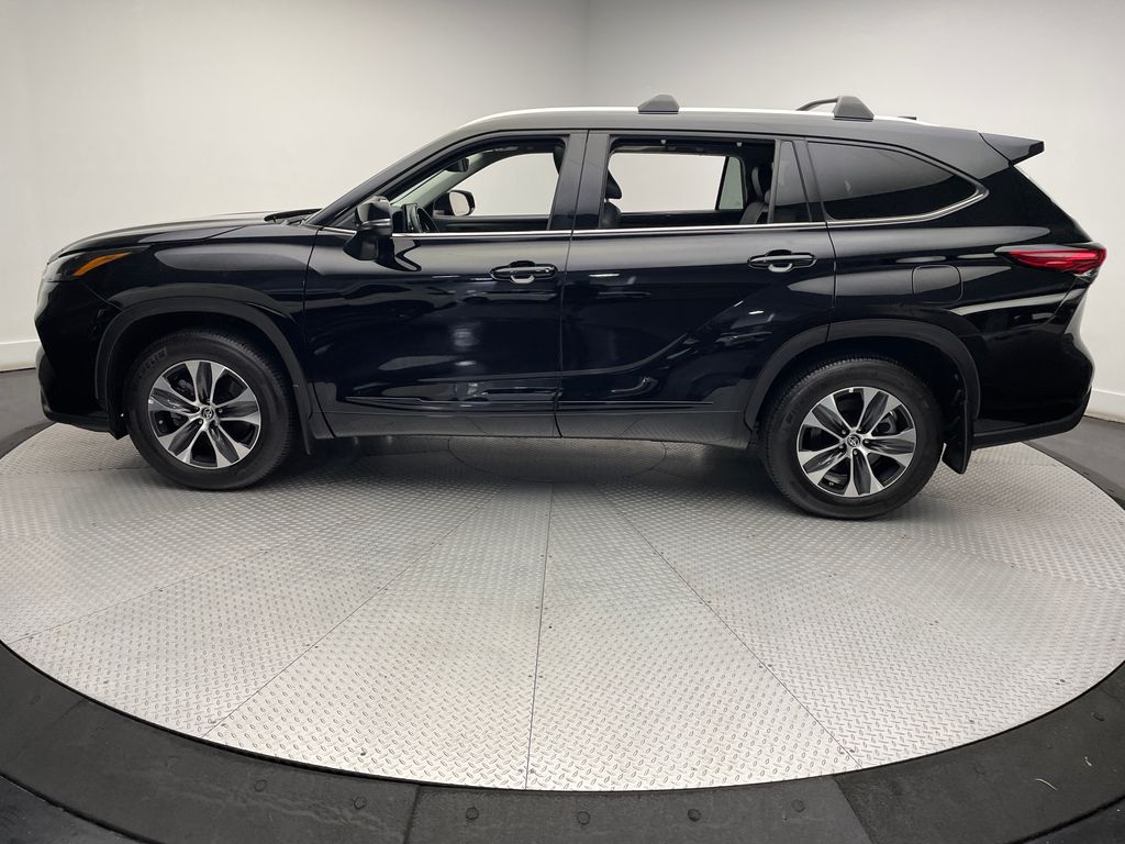 2022 Toyota Highlander XLE 8
