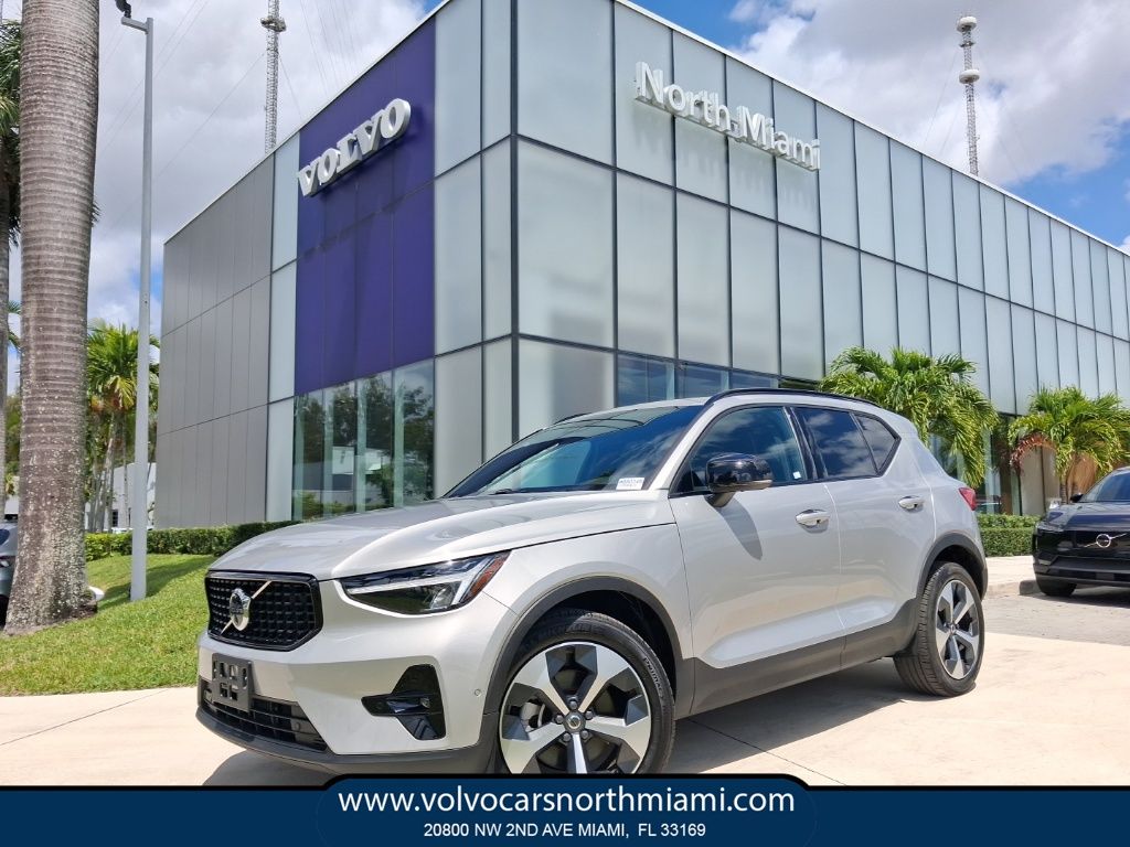 2025 Volvo XC40 B5 Plus Dark Theme