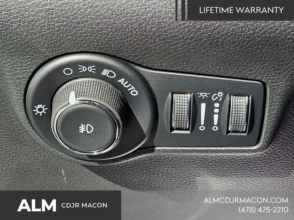 New 2026 Diamond Black Crystal Pearlcoat Jeep Latitude image 29