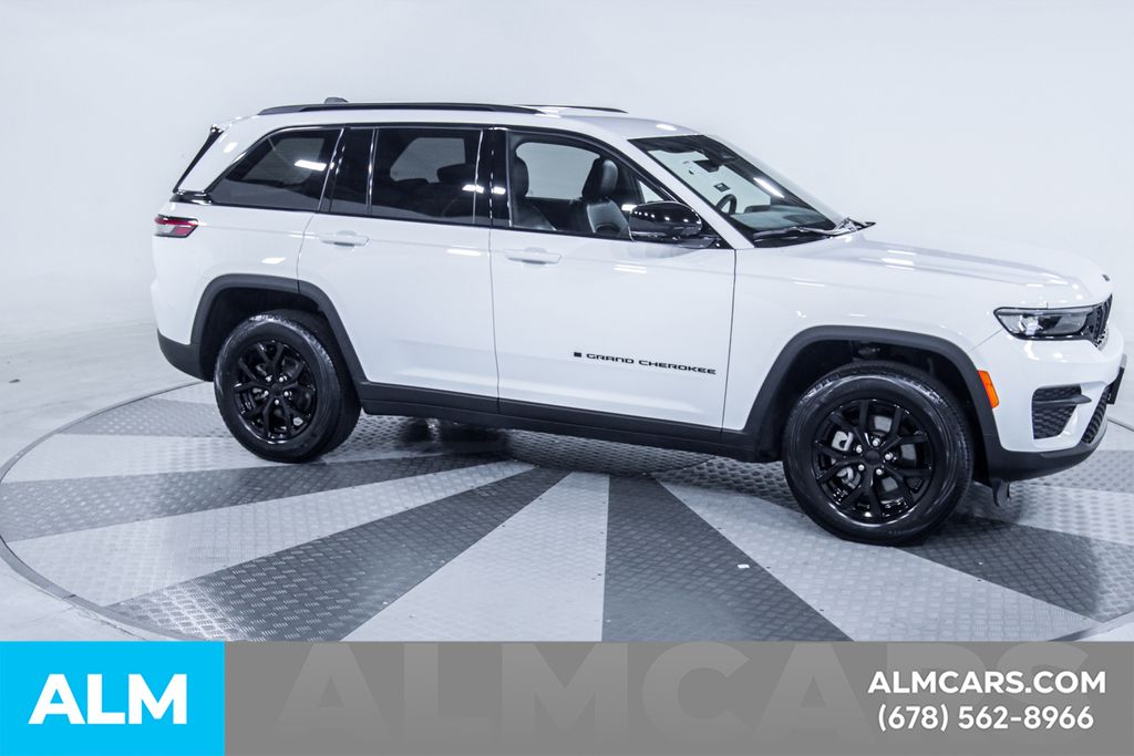 Used 2025 White/off-white Jeep Altitude image 10