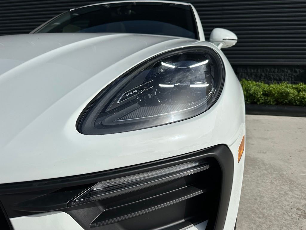 Thumbnail: 2026 Porsche Macan - 9