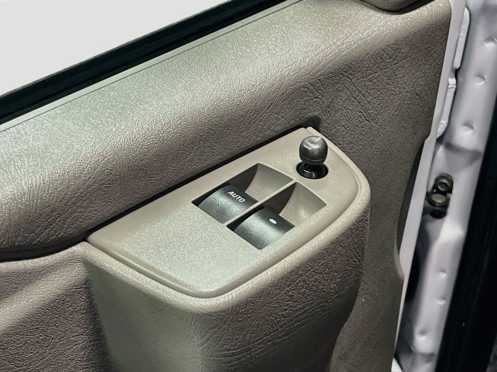 Used 2025 Summit White GMC Work Van image 17