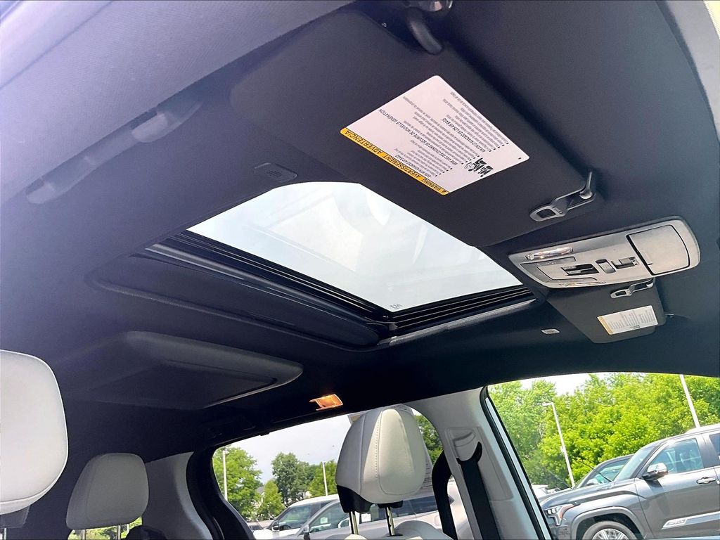 2025 Toyota Sienna — photo 22