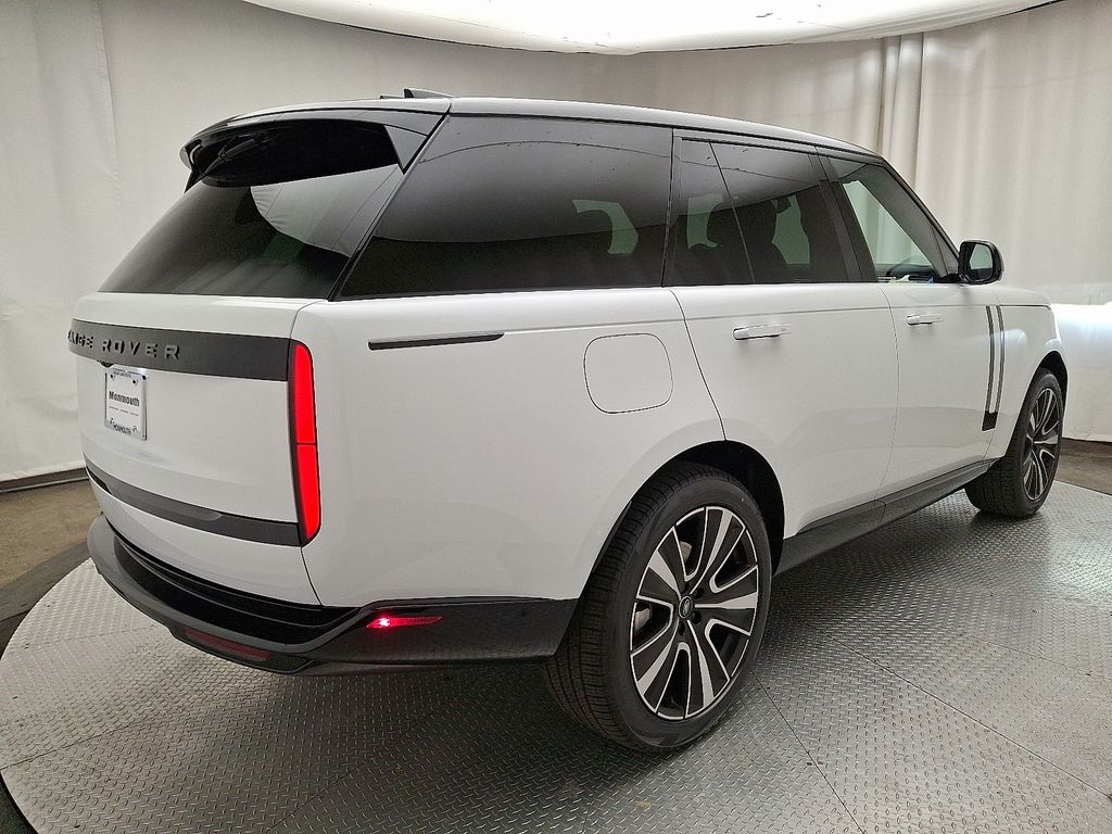 2025 Land Rover Range Rover SE 3
