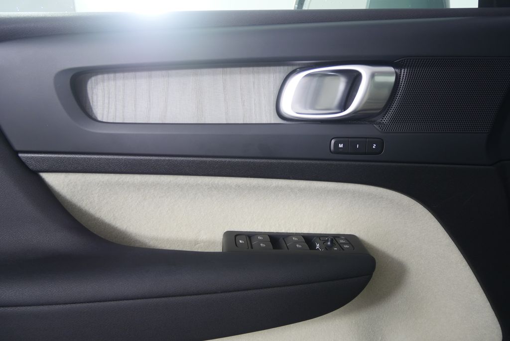 Thumbnail: 2025 Volvo XC40 - 8