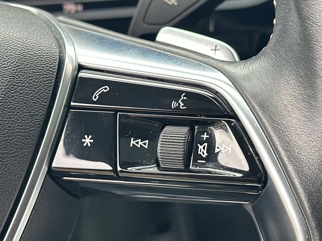 Thumbnail: 2019 Audi e-tron - 26