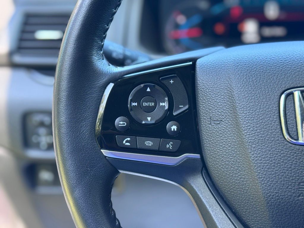 2020 Honda Pilot Touring w/Rear Captain's Chairs