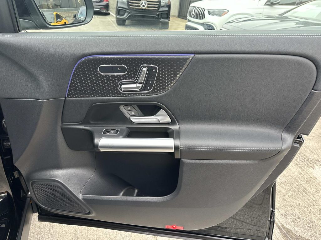 Thumbnail: 2025 Mercedes-Benz GLA - 17