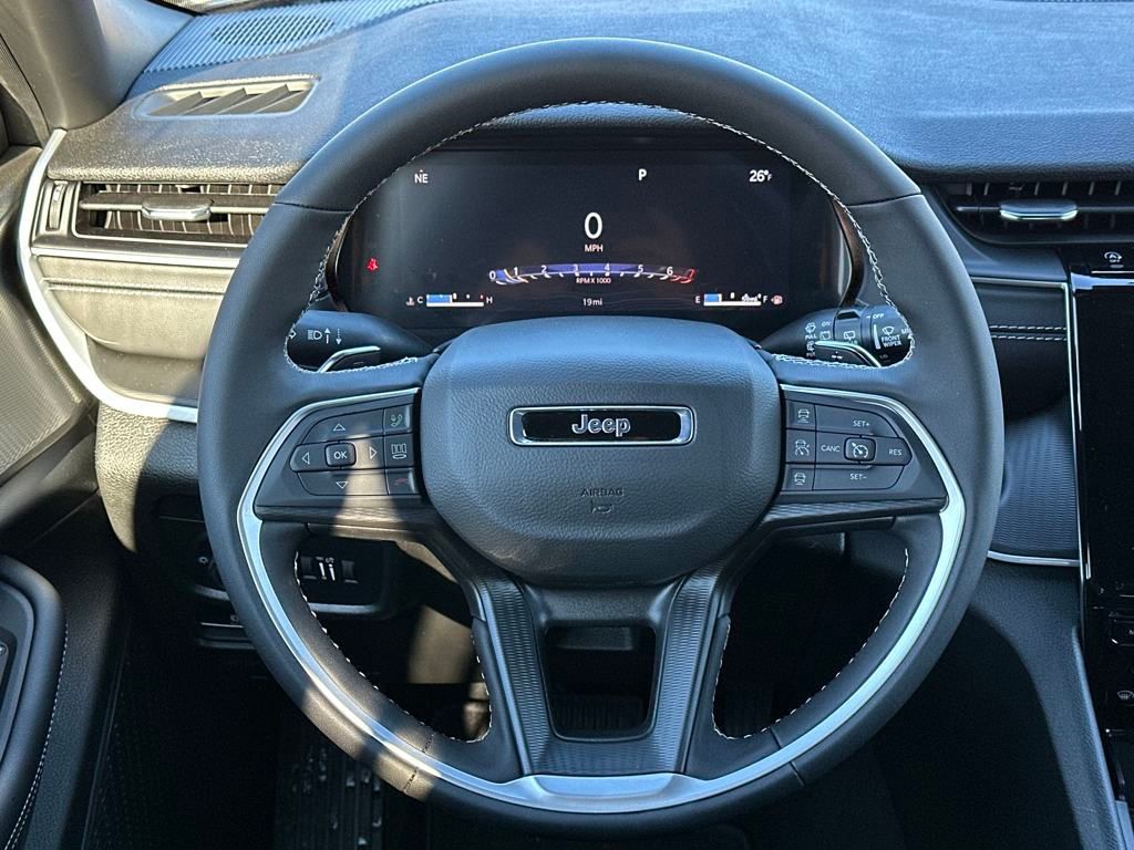 2025 Jeep Grand Cherokee Laredo photo 13