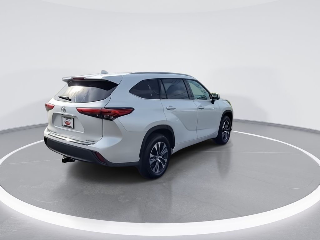 2022 Toyota Highlander XLE 8