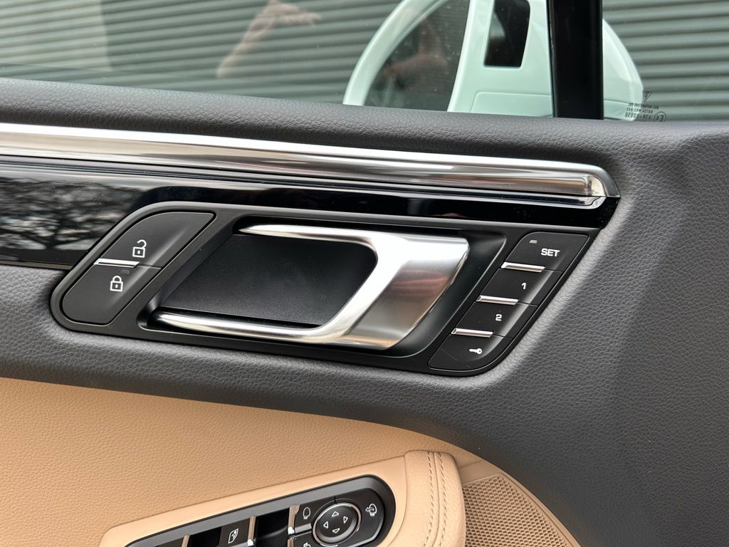 Thumbnail: 2026 Porsche Macan - 21