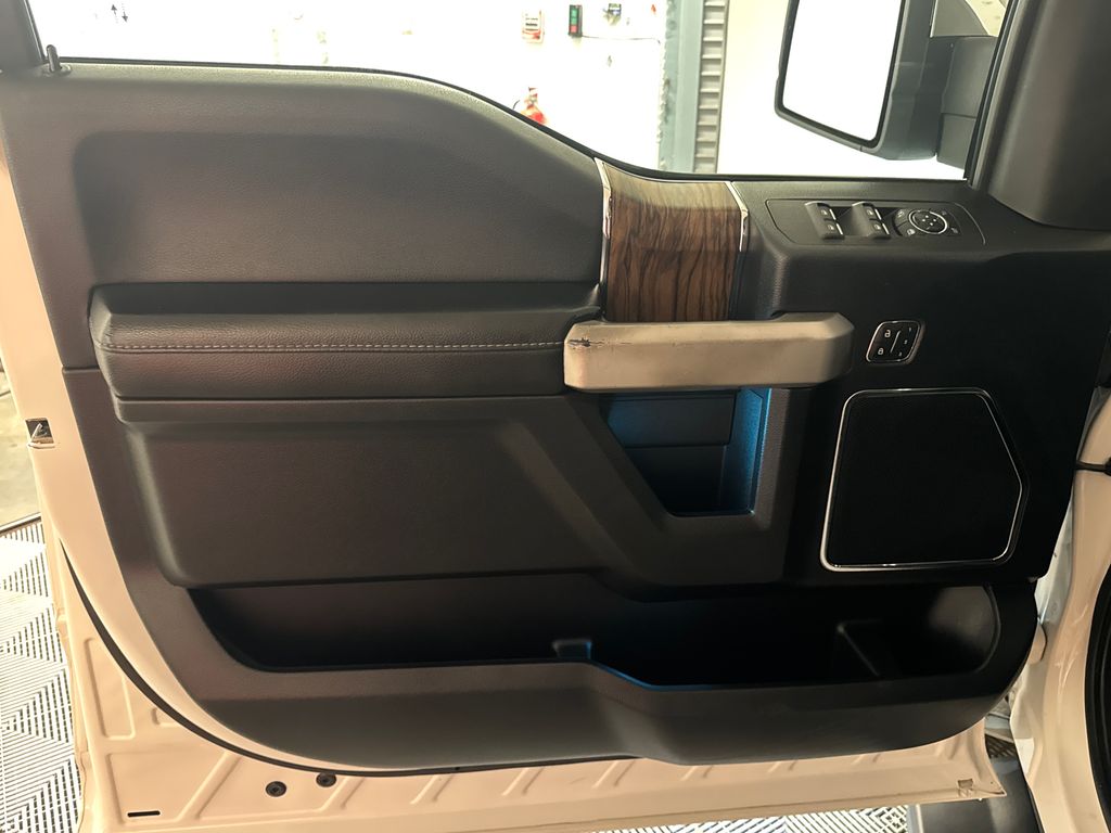 2019 White Platinum Clearcoat Metallic Ford F-150 Lariat 4X4 Truck