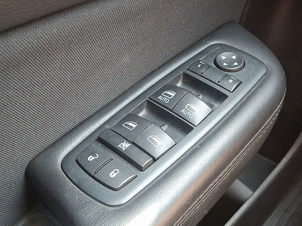 2015 Chrysler 200 Limited 25