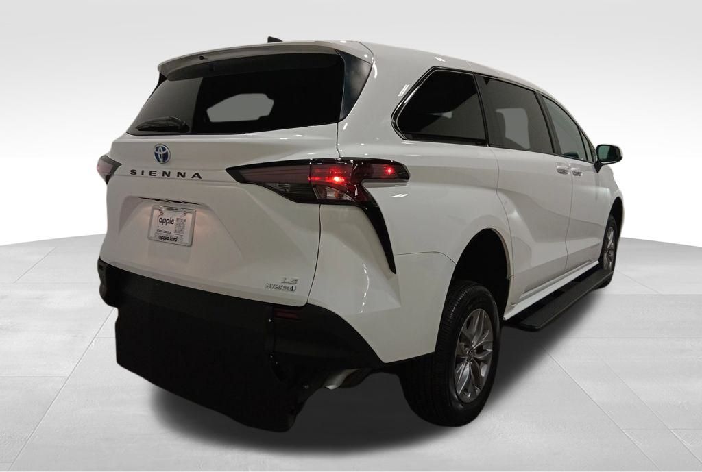 2024 Toyota Sienna LE
