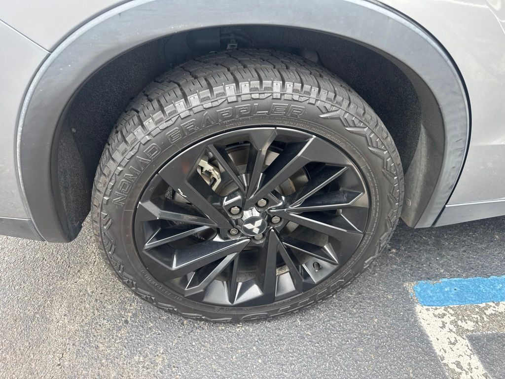 Used 2022 Gray Mitsubishi SE image 4