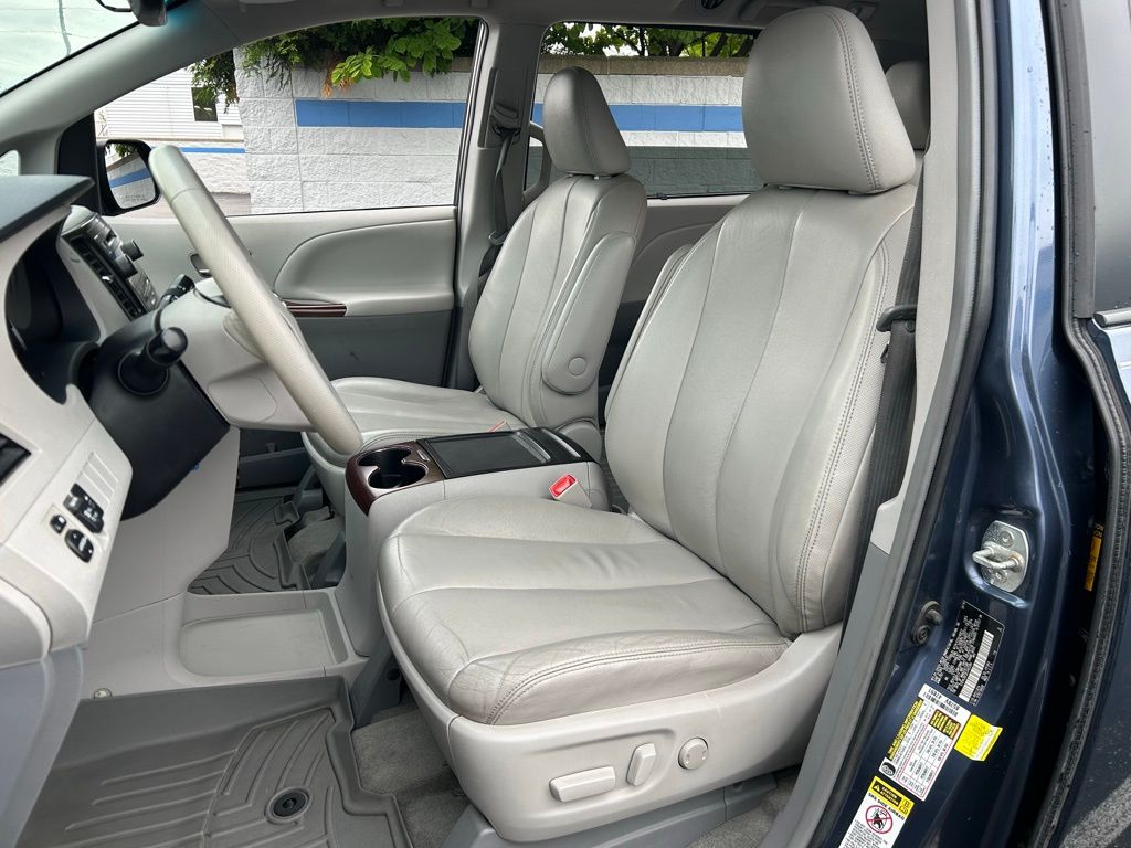 2014 Toyota Sienna XLE 17