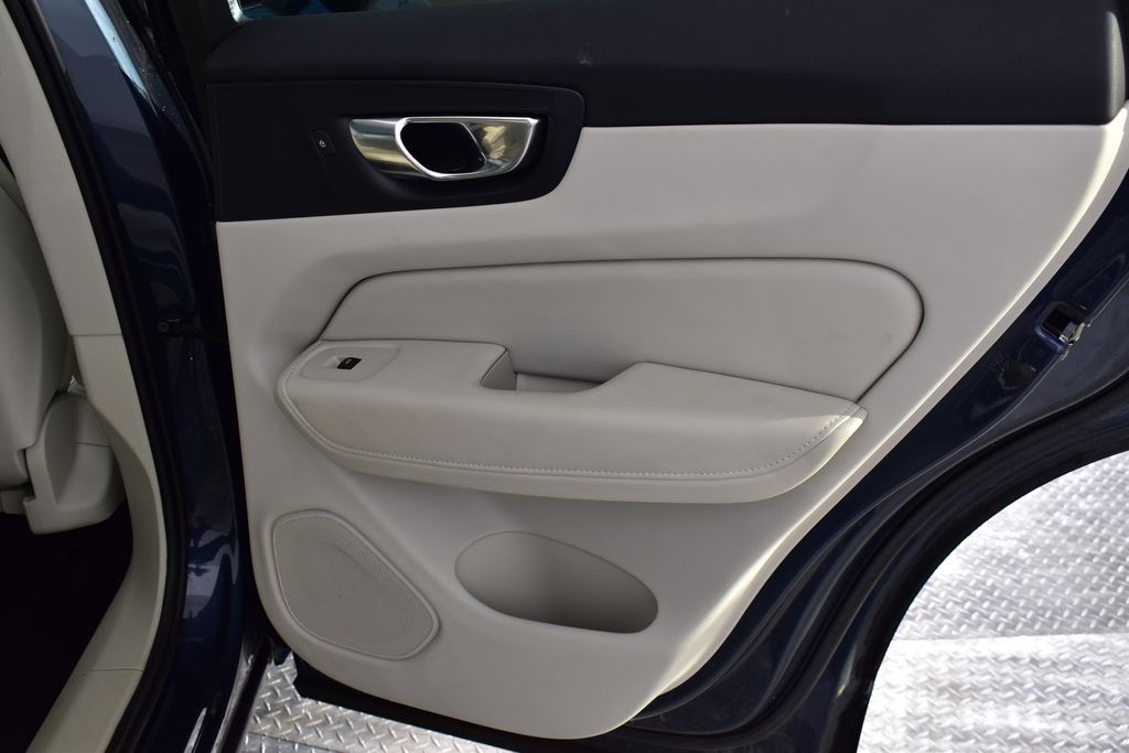 Thumbnail: 2023 Volvo XC60 - 32