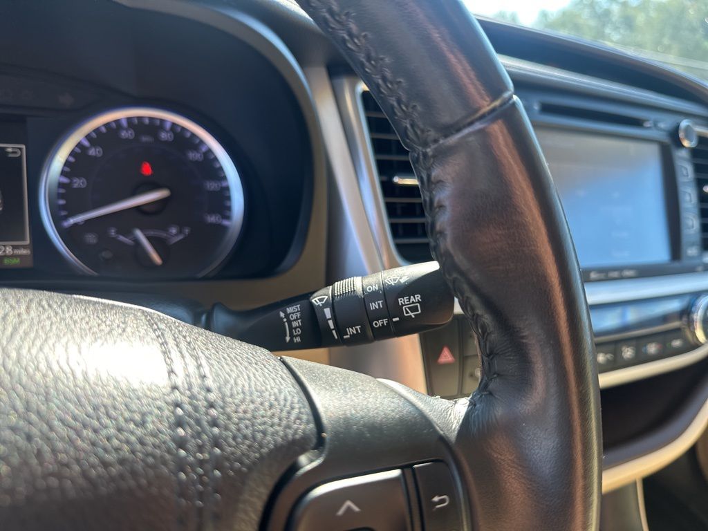Used Car 2019 Toyota Highlander  Xle For Sale Under $25,000 In Austin, Texas