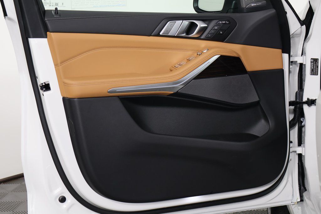 Thumbnail: 2026 BMW X7 - 8