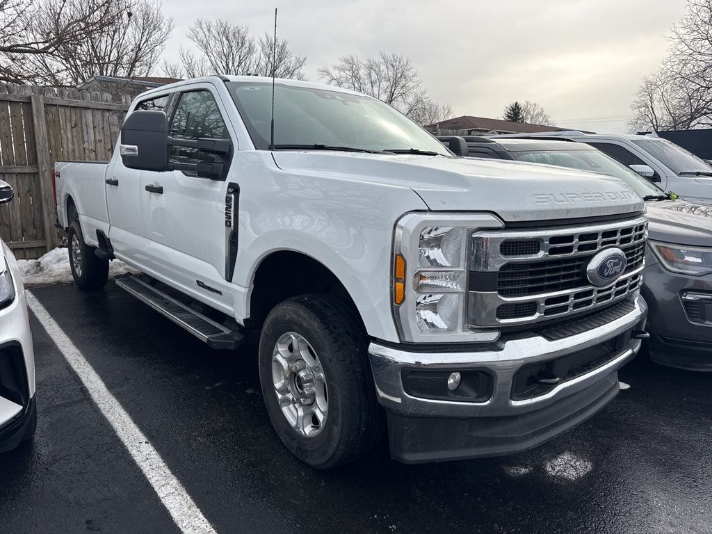 Oxford White 2025 Ford F-250 Super Duty XLT Crew Cab 4WD Pickup Truck Four-Wheel Drive Automatic