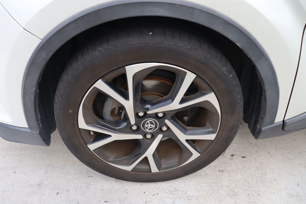 2018 Toyota C-HR XLE 4